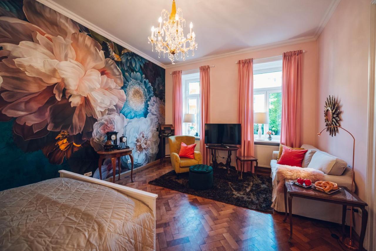 Leuhusen Boutique Vienna, * Wenen